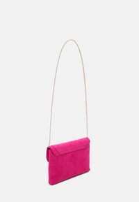 Vaaleanpunainen mokkanahkainen clutch-laukku ketjusangalla, suorakaiteen muotoinen, läppätuke, sileä pinta ja puhtaat linjat. Yksinkertainen ja moderni muotoilu.
