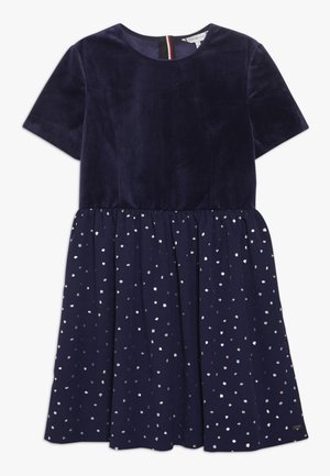 Granatowa sukienka z krótkimi rękawami, aksamitnym gorsetem i spódnicą ozdobioną małymi srebrnymi metalicznymi kropkami.