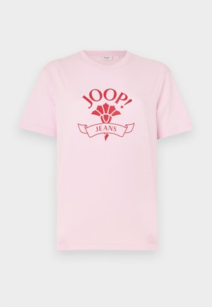 T-shirt en coton rose avec un logo rouge audacieux portant le texte "JOOP! JEANS" et des accents décoratifs. Manches courtes et col rond.