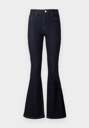 Jeans azul-escuro em estilo flare, feitos de denim. Cintura alta com fecho de botão e zíper, apresentando costuras em contraste e uma textura suave.