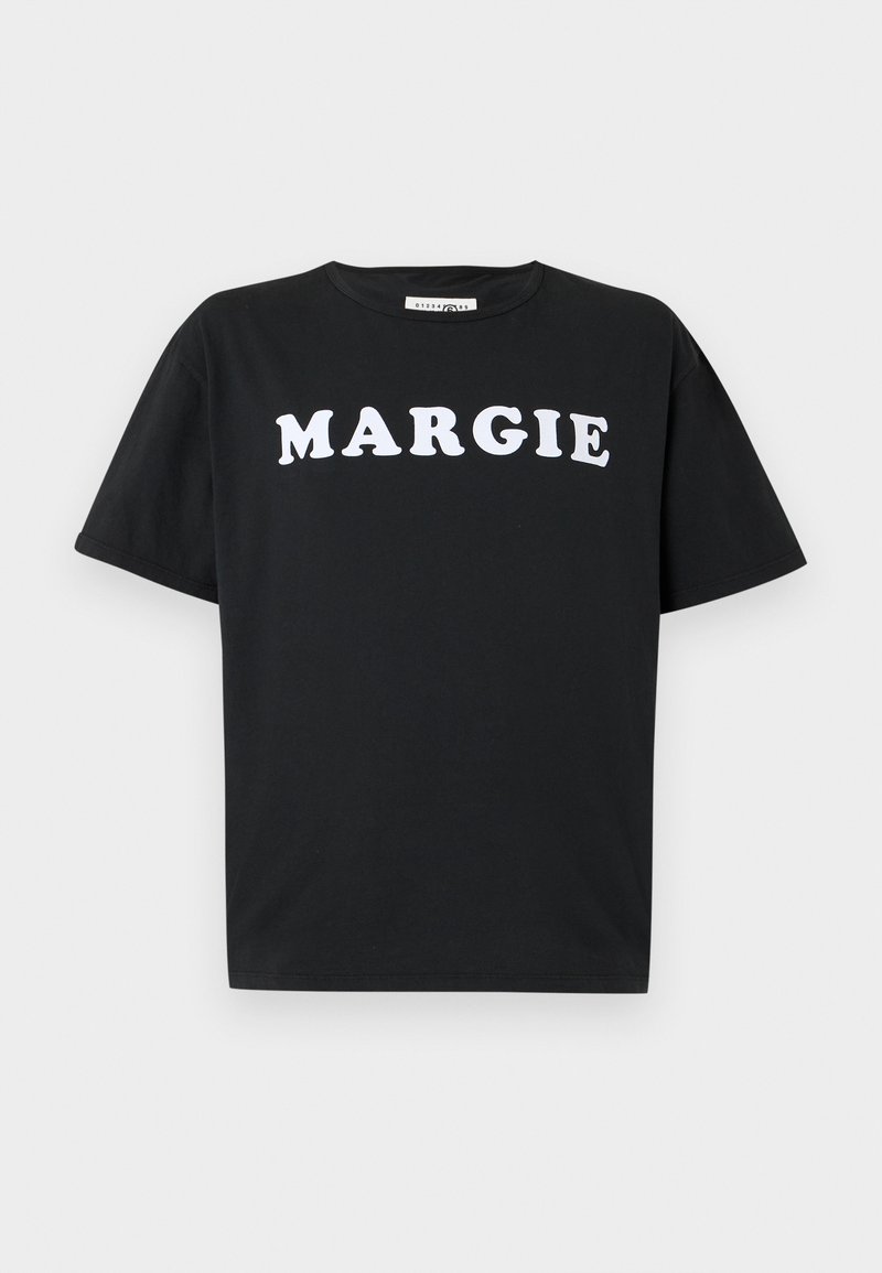 T-shirt noir à manches courtes et col rond avec texte blanc en gras "MARGIE" sur la poitrine, fond uni.