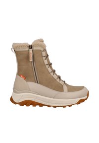 Botines beige con un upper de ante texturizado, cuello de piel sintética, parte delantera con cordones y una suela de goma blanca y color goma. Cremallera lateral para facilitar su uso.