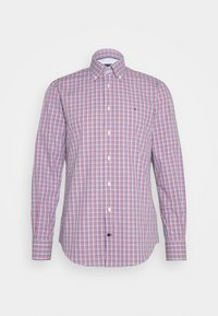 Camisa de botón de manga larga para hombre con un patrón a cuadros en rojo, blanco y azul y un cuello con botones sobre un fondo liso.