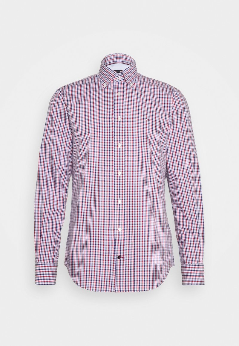 Camisa de botón de manga larga para hombre con un patrón a cuadros en rojo, blanco y azul y un cuello con botones sobre un fondo liso.