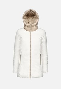 Cappotto invernale imbottito di colore bianco con cappuccio beige. Caratterizzato da zip frontale, tasche laterali e texture liscia. Design a taglio dritto.