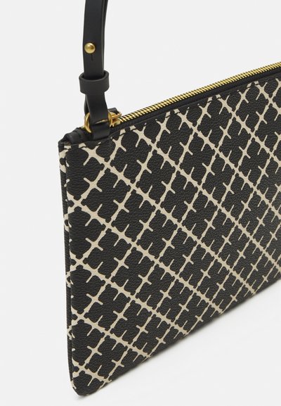 Borsa a tracolla con motivo nero e beige, finitura testurizzata, zip dorata e manico nero con dettaglio a fibbia.