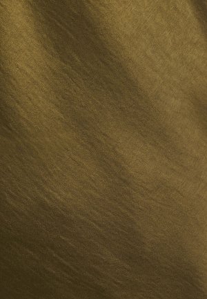 Tejido de satén en un rico color verde oliva, con una textura suave y un brillo sutil, mostrando un patrón ondulado en toda la superficie.