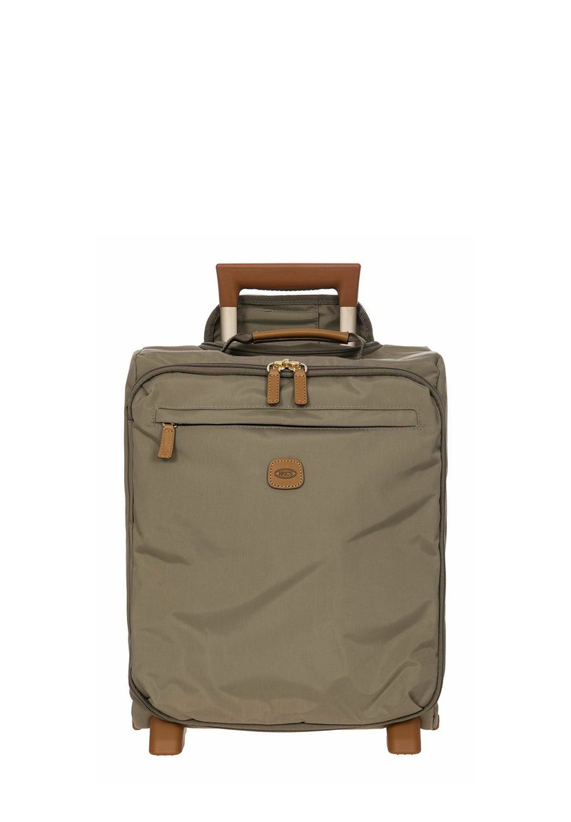 Valise cabine souple de couleur olive avec une poignée marron, deux roues, poche avant zippée et petit patch logo à l'avant.