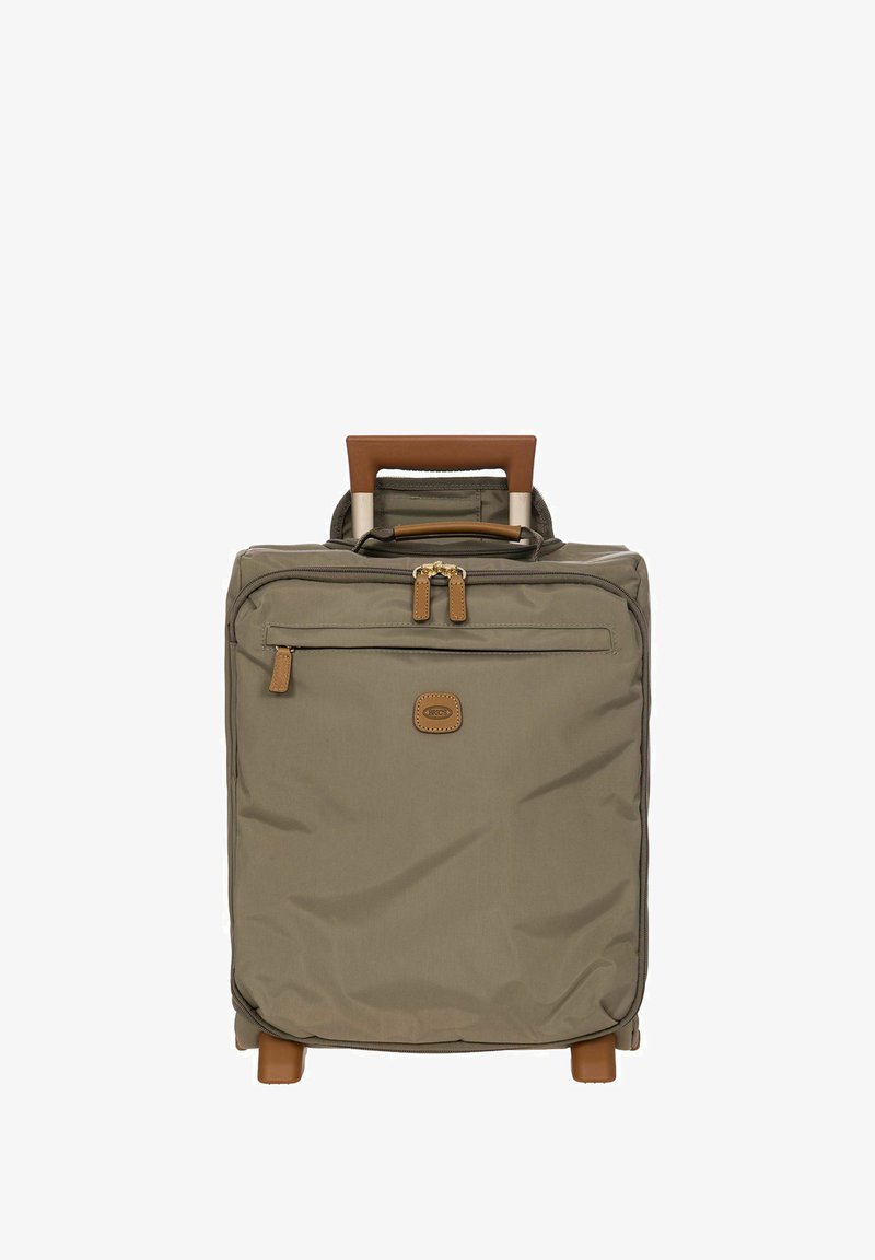 Valise cabine souple de couleur olive avec une poignée marron, deux roues, poche avant zippée et petit patch logo à l'avant.