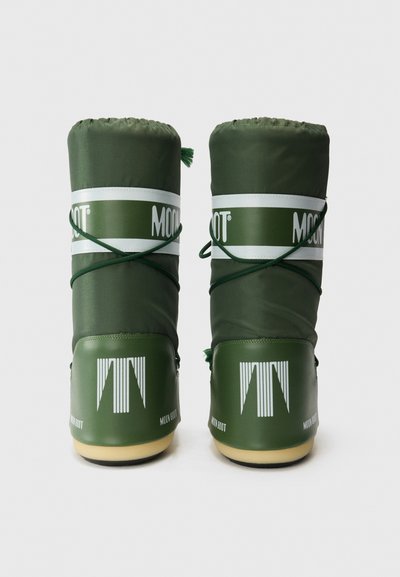 Zielone wodoodporne buty z wyściełanym wzorem, z białym paskiem z napisem "MOON BOOT" oraz zielonymi sznurówkami. Teksturowane gumowe podeszwy.