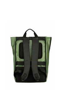 Sac à dos vert et noir avec un extérieur imperméable, des bretelles rembourrées, des accents en maille et une poignée supérieure pour un transport facile.