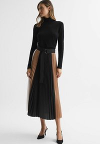 Reiss REGULAR FIT - AVA COLOURBLOCK MIDI - Jupe trapèze - black camel