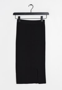 Zwarte gebreide kokerrok met een hoge taille, met een zijsplit. Hangt aan een zwarte haak tegen een witte achtergrond.