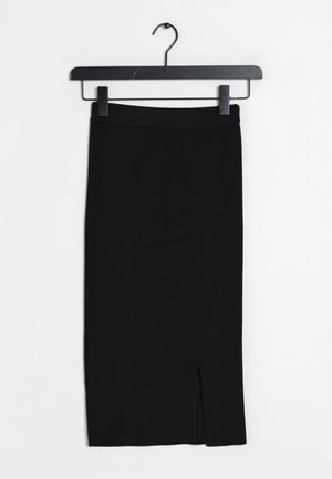 Černá pletená tužková sukně s vysokým pasem, se bočním rozparkem. Visí na černém háčku na bílém pozadí.