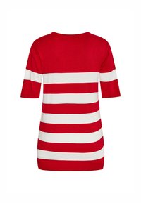 T-shirt rosso e bianco a righe, maniche corte, collo rotondo, materiale in maglia morbido, con righe larghe alternate di rosso e bianco.