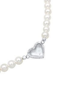Collana di perle con lucide perle bianche tonde e un fermaglio a forma di cuore in argento con bordo perlato e dettagli incisi.