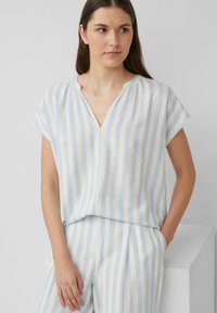 Hellblauses und weiß gestreiftes Kurzarmoberteil mit V-Ausschnitt und weichem Textil. Verfügt über geraffte Details am Ausschnitt.