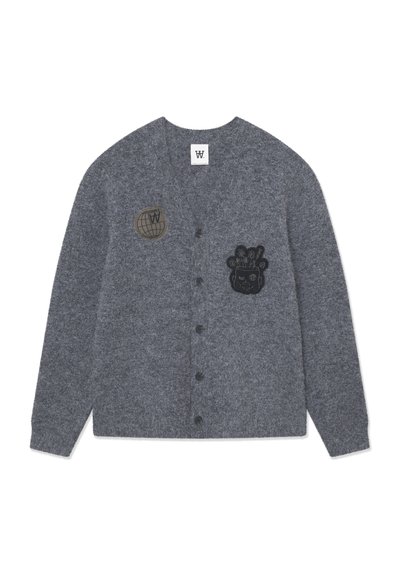 Grijze cardigan van zachte stof, met zwarte geborduurde patches: een wereldbol en een karakter, met een knoopsluiting aan de voorkant.
