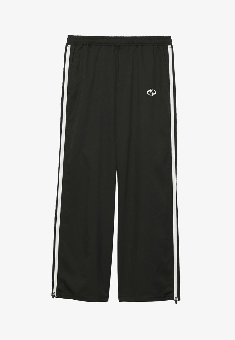 Sorte atletiske bukser lavet af letvægtsstof med hvide sidelister, en elastisk talje og et lille logo foran.