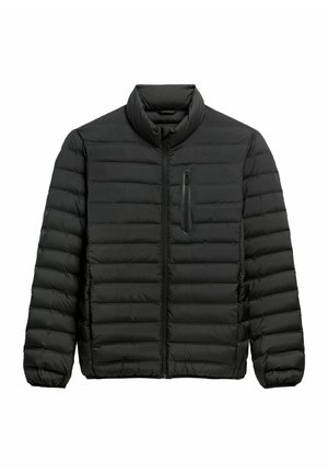 Czarna kurtka puchowa wykonana z materiału syntetycznego. Posiada stojący kołnierz, pikowany wzór, przedni zamek błyskawiczny oraz kieszeń na piersi zapinaną na zamek.