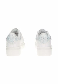 Sneakers bianche con suola spessa, decorate con dettagli in strass trasparenti e azzurri sul tallone e sulla parte superiore posteriore. Finitura in pelle liscia.