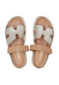 Brune og metalgrå sandaler med et udskåret design, justerbar rem, polstret sål og en slank, rund form.