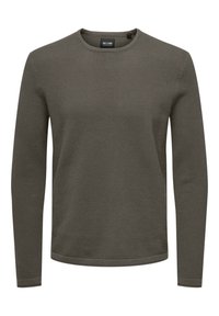 Suéter verde oliva con mangas largas, cuello redondo y tejido texturizado con un patrón tejido. Puños y dobladillo acanalados.