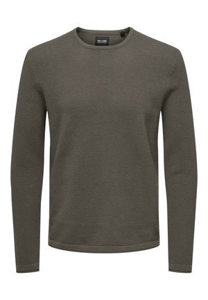 Suéter verde oliva con mangas largas, cuello redondo y tejido texturizado con un patrón tejido. Puños y dobladillo acanalados.