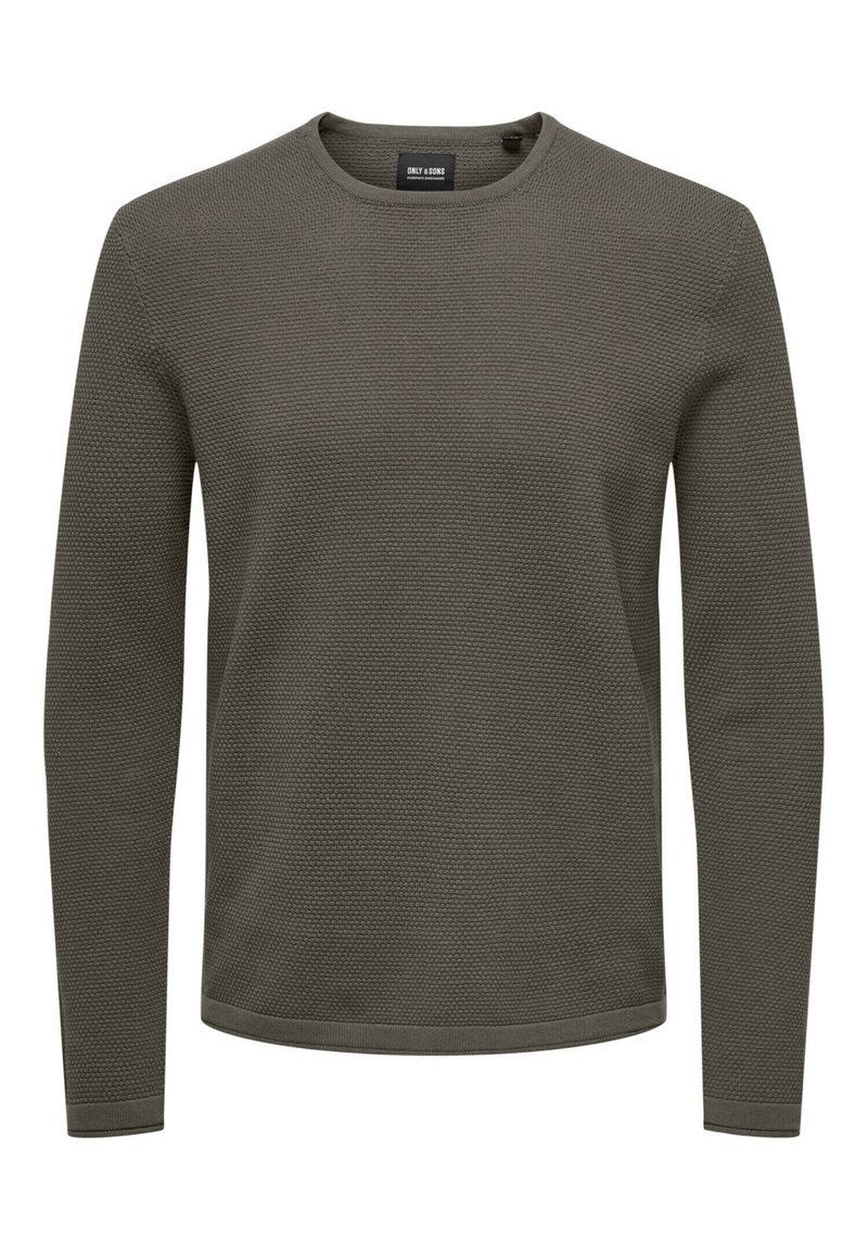 Suéter verde oliva con mangas largas, cuello redondo y tejido texturizado con un patrón tejido. Puños y dobladillo acanalados.