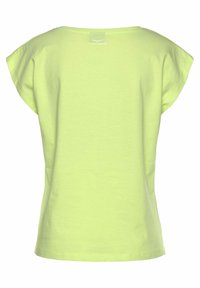 Kurzärmliges T-Shirt mit Rundhalsausschnitt aus leuchtend neongrünem Baumwollstoff. Glatte Textur mit lockerer Passform und subtiler Logo-Detail auf der Rückseite.