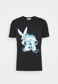 Sort bomulds t-shirt med et hvidt og blåt spraymalet tegneseriekanin-design, rund hals, korte ærmer og en afslappet pasform.