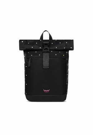 Černý batoh s rolovatelným vrškem, zdobený barevnými puntíky. Má přední zipovou kapsu a na spodní části je umístěno růžové logo značky.