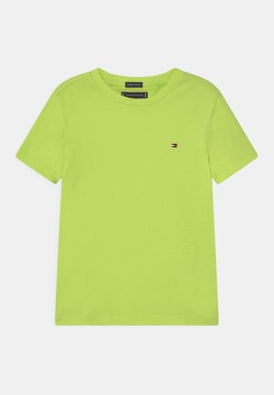 Svěže zelené tričko s krátkým rukávem a kulatým výstřihem s malým logem Tommy Hilfiger na levé straně hrudníku, vyrobené z organické bavlny.