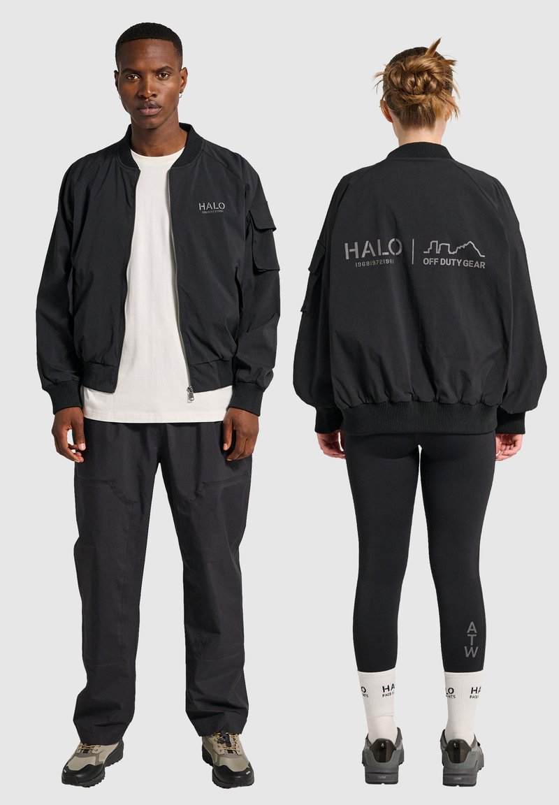 Czarna kurtka bomber z bocznymi kieszeniami, ściągaczami i zapięciem na zamek. Z przodu i z tyłu widnieje szare logo "HALO".