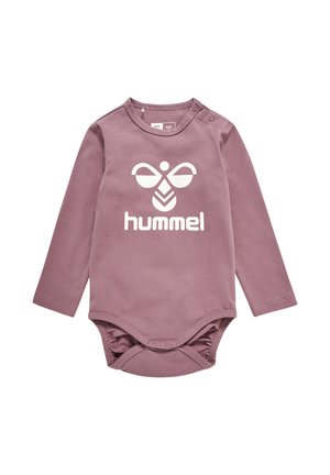Langærmet baby bodystocking i mauve med et hvidt grafisk logo og trykknaplukning på skulderen, med flæsedetaljer i bunden.