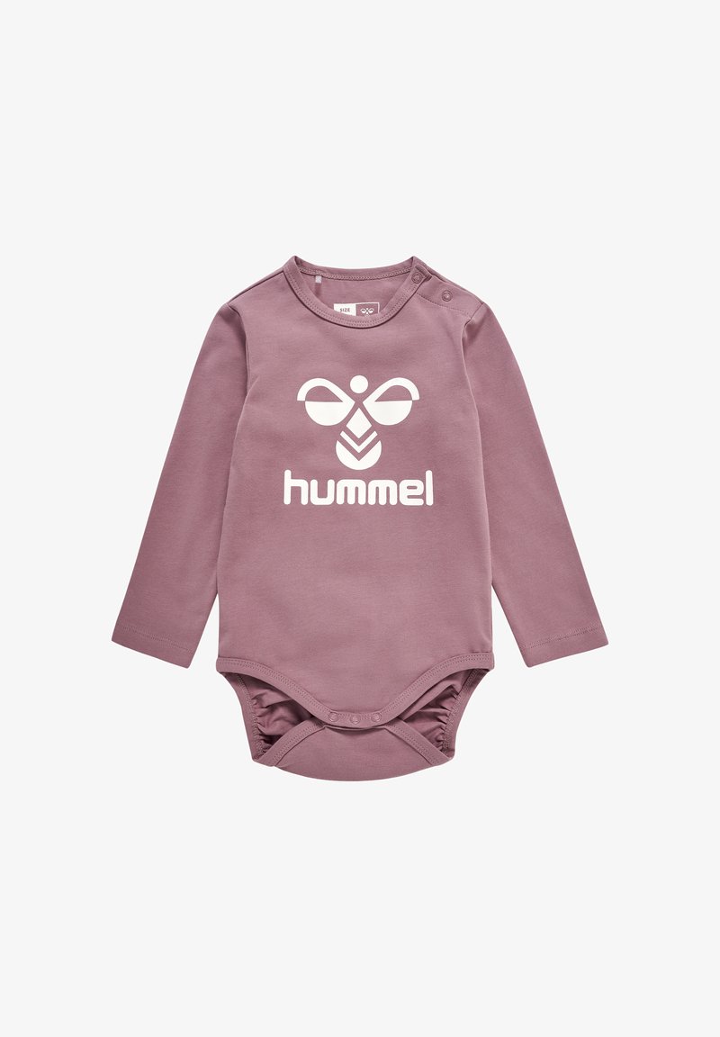 Langemouwen baby rompertje in mauve met een wit grafisch logo en drukknoopsluiting op de schouder, voorzien van ruches aan de onderkant.