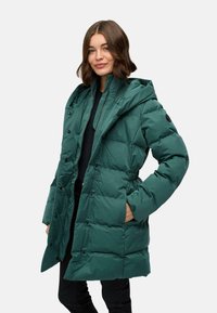 Manteau parka rembourré vert avec capuche, comportant des boutons, des poignets élastiques et une taille à cordon de serrage, fabriqué à partir d'un tissu texturé mat.