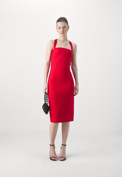Abito bodycon rosso con texture a coste e spalline a collare, che presenta una silhouette aderente. Abbinato a una borsa nera con texture e tacchi con cinghie.