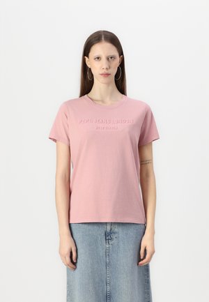 Rosa bomull T-skjorte med rund halslinning, korte ermer og preget logo; kombinert med et lyst blått denimskjørt. Enkel design, ingen mønstre.