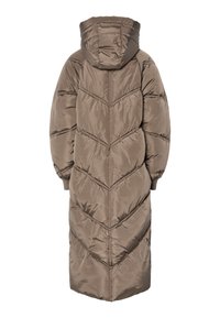 Ilgas rudas pūkinis paltas su gaubtu, puoštas chevrono formos siuviniu, su elastinėmis rankogaliais ir blizgiu, lygia apdaila.