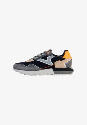 Zapatillas con una parte superior en negro y gris, que presentan una combinación de texturas, acentos naranjas, detalles reflectantes y una suela de goma blanca.