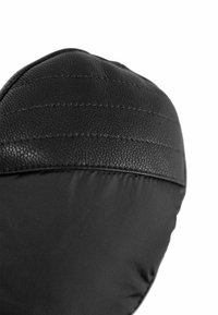 Schwarze, isolierte Handschuhe mit strukturiertem Leder und einem glatten Stoffoberteil, dessen gestickte Akzente dem Design zusätzliche Details verleihen.