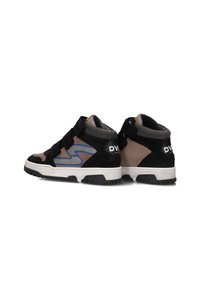 Schwarze, braune und graue High-Top-Sneaker mit Klettverschlüssen, blauen Akzenten an den Seiten und dicken weißen Sohlen, aus schrägem Rückansicht.