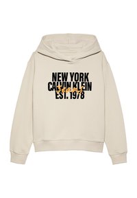 Sudadera con capucha beige que presenta una gran impresión de texto en negro y naranja: "NEW YORK CALVIN KLEIN Jeans EST. 1978". Textura suave, ajuste relajado.
