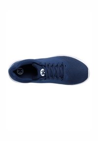 Baskets de sport bleu marine avec une tige en mesh respirant, bout rond, semelle blanche plate et logo contrastant sur la semelle intérieure. Lacets et détails de design texturés.