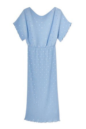 Robe bleu clair avec des manches courtes flutter, texture plissée, motifs de points argentés et blancs éparpillés, et une coupe décontractée.