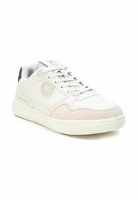 Zapatillas blancas con un upper de cuero suave, acentos de ante, puntera perforada y detalle del logo. Con suela de goma texturizada y diseño con cordones.