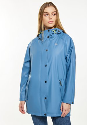 Blå regnjakke i vandafvisende materiale, trykknapper, justerbar hætte med gule detaljer og sidelommer. Glat tekstur og mellemlangt design.