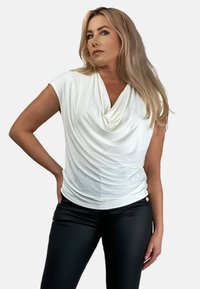 Niewybrane, white denim