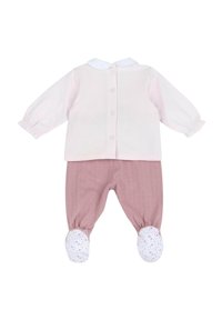 Tenue pour bébé comprenant un haut à manches longues rose pâle avec des boutons au dos, associé à un pantalon mauve avec des pieds et des semelles florales blanches.